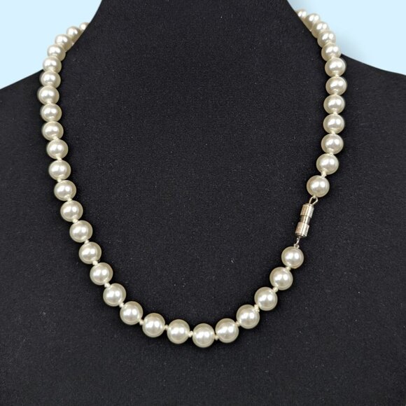 V. Glass Pearl Knotted Necklace - Picture 4 of 5